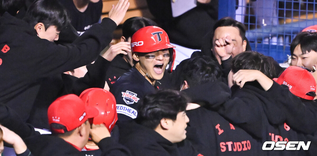 20일 서울 송파구 잠실야구장에서 2026 신한 SOL KBO 준플레이오프 3차전 LG 트윈스와 KIA 타이거즈의 경기가 열렸다.홈팀 LG는 카라스코, KIA는 시라카와를 선발투수로 내세웠다.2회초 1사 만루 KIA 김도영이 만루홈런을 날리고 동료들과 기뻐하고 있다. 2026.10.20 / soul1014@osen.co.kr