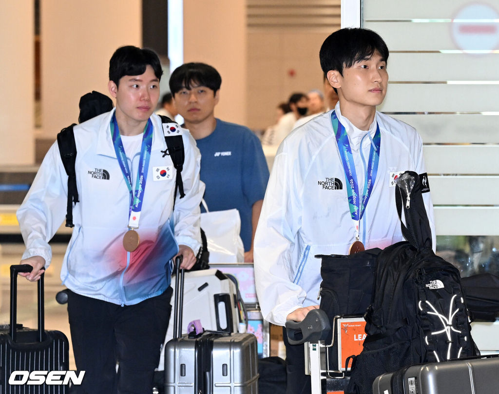 2026 아이치-나고야 아시안게임에 참가한 대한민국 배드민턴 대표팀이 30일 인천국제공항을 통해 입국했다.10월 4일까지 45개국·난민팀 등 1만여 명의 선수단이 469개 금메달을 놓고 격돌하는 아시안게임에 참가한 대한민국 선수단은 41개 종목에 1,051명의 선수를 파견해 금메달 40개 이상을 목표로 하고 있다.배드민턴 김원호, 서승재가 입국장을 나가고 있다. 2026.09.30 /sunday@osen.co.kr