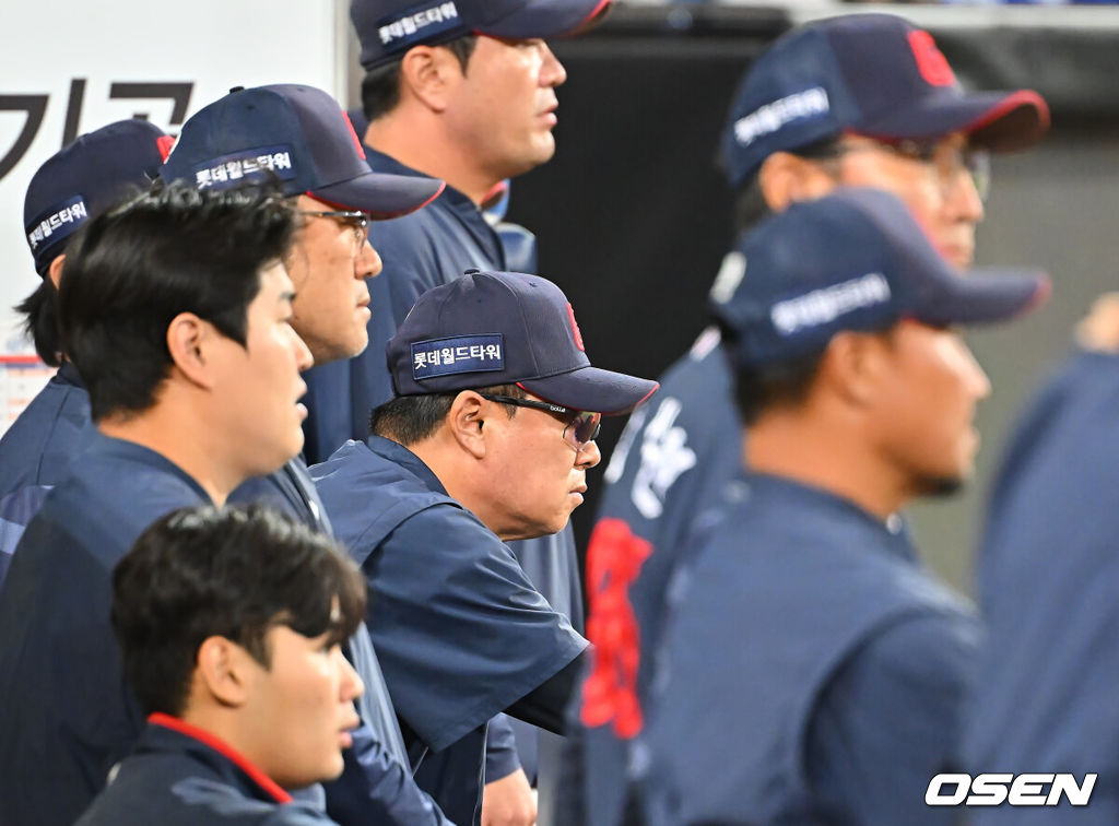 15일 대구삼성라이온즈파크에서 2026 신한 SOL KBO 리그 삼성 라이온즈와 롯데 자이언츠의 경기가 열렸다. 홈팀 삼성은 원태인이, 방문팀 롯데는 박세웅이 선발 출전했다. 롯데 자이언츠 김태형 감독이 경기를 지켜보고 있다. 2026.09.15 / foto0307@osen.co.kr