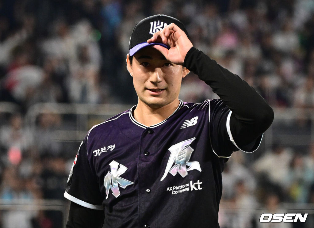 13일 수원 KT위즈파크에서 2026 신한 SOL KBO리그 KT 위즈와 롯데 자이언츠의 경기가 열렸다.이날 KT는 소형준, 롯데는 나균안을 선발로 내세웠다.KT 스기모토가 7회초 2사 만루 위기에서 롯데 전민재에게 우익수 뜬공을 유도하며 이닝을 마친 뒤 기뻐하고 있다. 2026.09.13 /cej@osen.co.kr