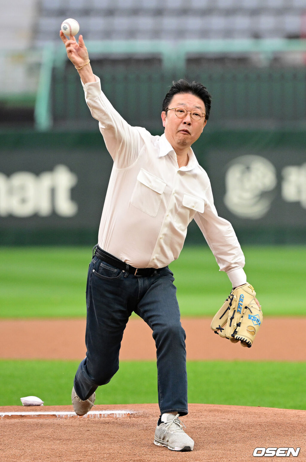 11일 오후 인천 SSG랜더스필드에서 ‘2023 신세계 이마트 전국고교야구대회’ 결승전 강릉고와 덕수고의 경기가 열렸다.이종훈 대한야구소프트볼협회 회장이 시구자로 나서 공을 던지고 있다. 2023.04.11 / dreamer@osen.co.kr