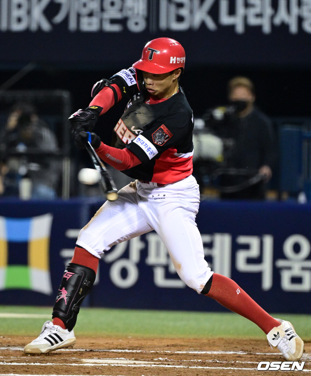 20일 서울 송파구 잠실야구장에서 2026 신한 SOL KBO 준플레이오프 3차전 LG 트윈스와 KIA 타이거즈의 경기가 열렸다.홈팀 LG는 카라스코, KIA는 시라카와를 선발투수로 내세웠다.2회초 1사 만루에서 KIA 박재현이 적시타를 날리고 있다. 2026.10.20 /cej@osen.co.kr