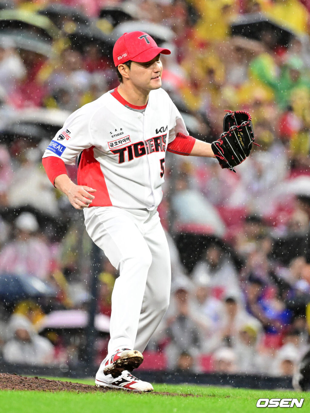 18일 광주-기아챔피언스필드에서 2026 신한 SOL KBO 준플레이오프 2차전 KIA 타이거즈와 LG 트윈스의 경기가 열렸다. 홈팀 KIA는 올러가, 방문팀 LG는 임찬규가 선발 출전했다.8회초 2사 1,2루에서 마운드에 오른 KIA 전상현이 LG 이재원을 삼진 처리하며 기뻐하고 있다. 2026.10.18 / jpnews@osen.co.kr