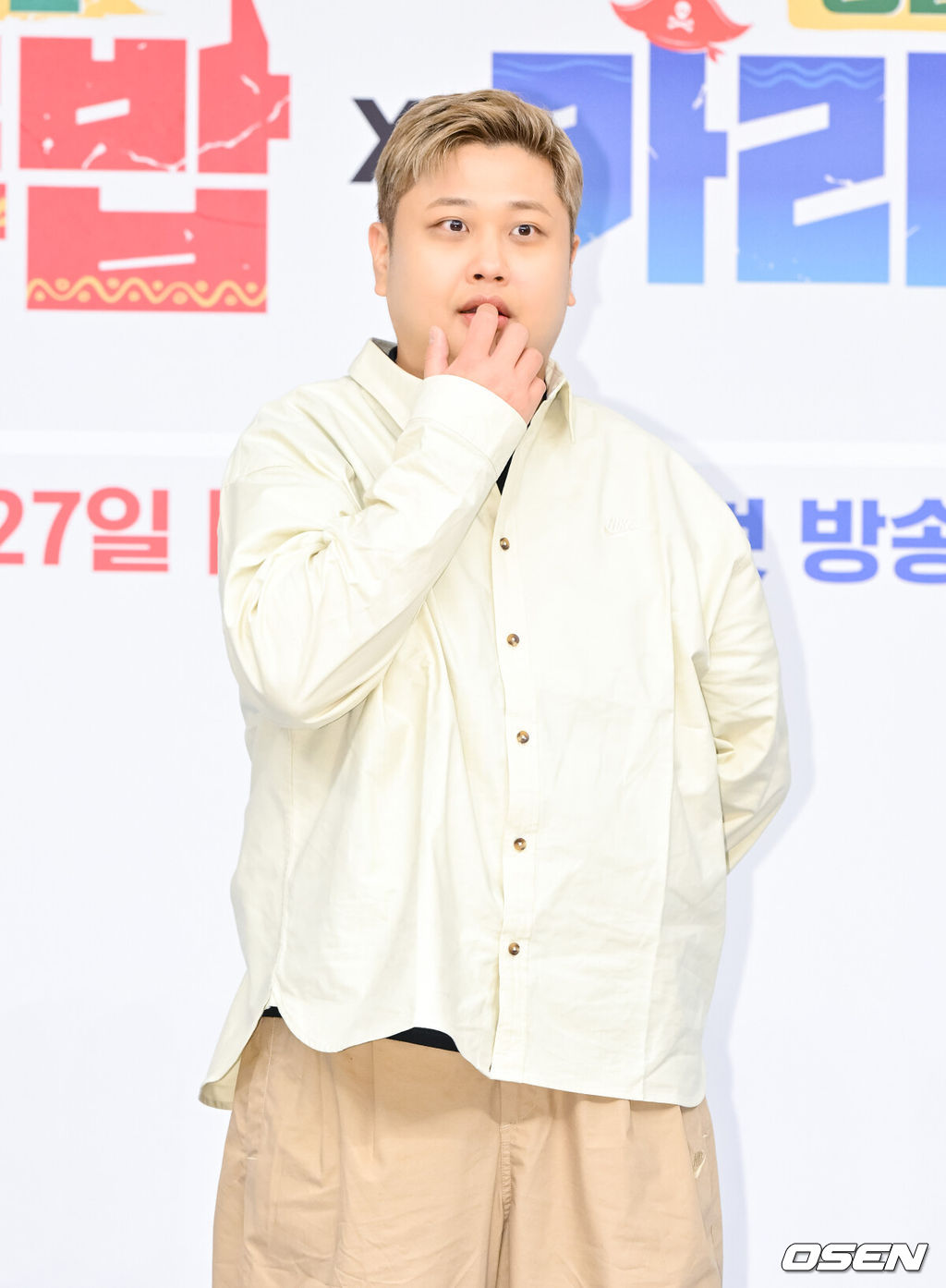 27일 목동 SBS 사옥에서 SBS ‘정글밥2 - 페루밥, 카리브밥(이하 '정글밥2')’ 제작발표회가 진행됐다. 오는 27일 첫 방송되는 SBS 새 예능프로그램 '정글밥2 - 페루밥, 카리브밥'은 미지의 정글에서 직접 캐고 잡고 요리하며 펼쳐지는 노동과 미식의 경계를 넘나드는 여행 이야기로 이날 행사에는 류수영, 최현석, 김옥빈, 최다니엘, 윤남노, 이준, 한비인 PD, 류지환 PD가 참석했다. 윤남노 셰프가 포즈를 취하고 있다. 2025.02.27 / soul1014@osen.co.kr