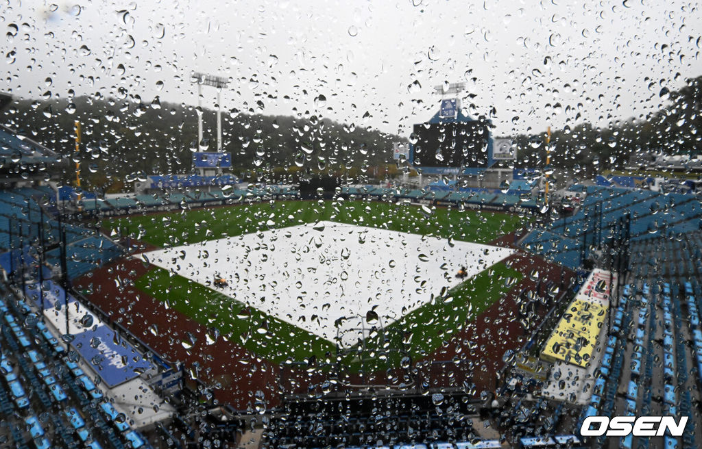 25일 대구 삼성라이온즈파크에서 ‘2026 신한 SOL KBO 플레이오프’ 1차전 삼성 라이온즈와 KIA 타이거즈의 경기가 열린다. 삼성은 크리스 페덱, KIA는 제임스 네일을 선발로 내세웠다.삼성라이온즈파크에 비가 내리는 가운데 그라운드에 방수포가 덮여있다. 2026.10.25 /sunday@osen.co.kr