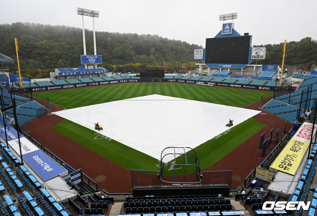 25일 대구 삼성라이온즈파크에서 ‘2026 신한 SOL KBO 플레이오프’ 1차전 삼성 라이온즈와 KIA 타이거즈의 경기가 열린다. 삼성은 크리스 페덱, KIA는 제임스 네일을 선발로 내세웠다.삼성라이온즈파크에 비가 내리는 가운데 그라운드에 방수포가 덮여있다. 2026.10.25 /sunday@osen.co.kr