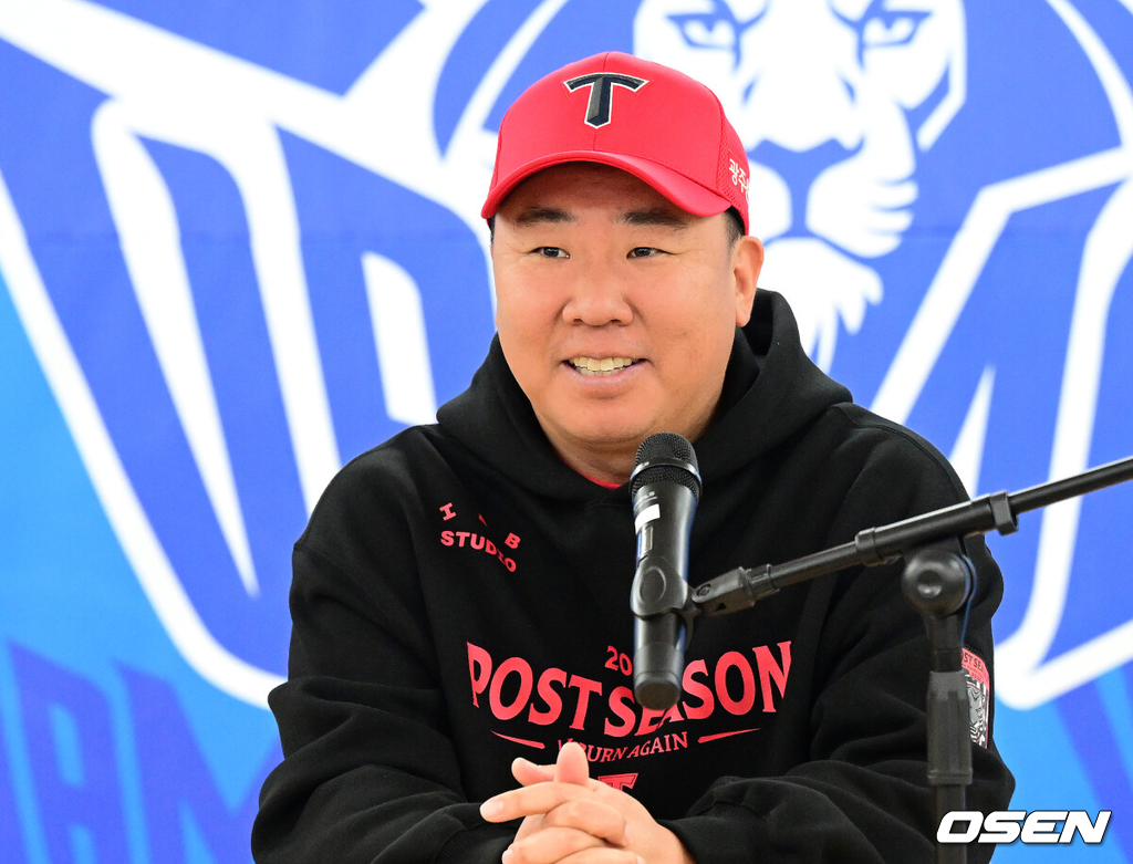 25일 대구 삼성라이온즈파크에서 ‘2026 신한 SOL KBO 플레이오프’ 1차전 삼성 라이온즈와 KIA 타이거즈의 경기가 열린다.삼성은 크리스 페덱, KIA는 제임스 네일을 선발로 내세웠다.KIA 이범호 감독이 인터뷰를 하고 있다. 2026.10.25 /sunday@osen.co.kr