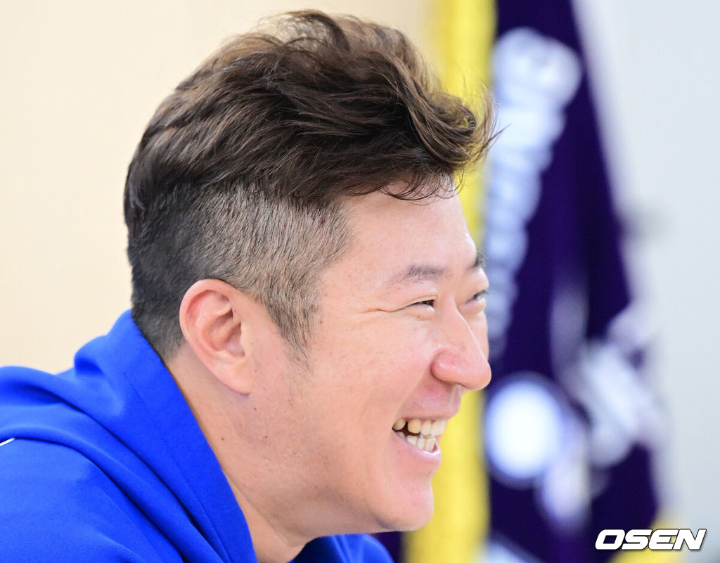 25일 대구 삼성라이온즈파크에서 ‘2026 신한 SOL KBO 플레이오프’ 1차전 삼성 라이온즈와 KIA 타이거즈의 경기가 열린다. 삼성은 크리스 페덱, KIA는 제임스 네일을 선발로 내세웠다.삼성 최형우가 미소짓고 있다. 2026.10.25 /sunday@osen.co.kr
