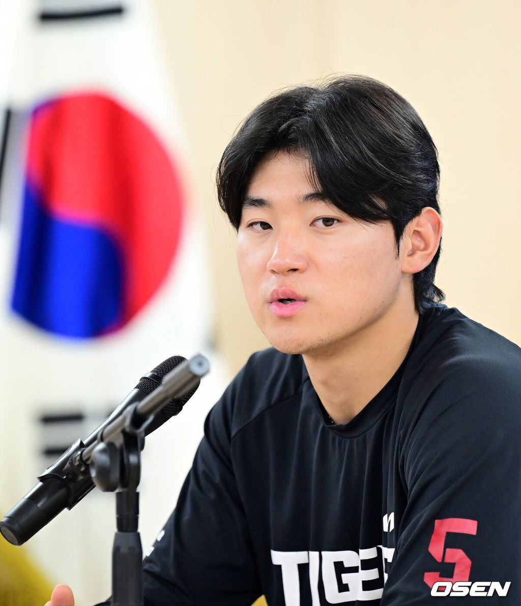 25일 대구 삼성라이온즈파크에서 ‘2026 신한 SOL KBO 플레이오프’ 1차전 삼성 라이온즈와 KIA 타이거즈의 경기가 열린다. 삼성은 크리스 페덱, KIA는 제임스 네일을 선발로 내세웠다.KIA 김도영이 인터뷰를 하고 있다. 2026.10.25 /sunday@osen.co.kr