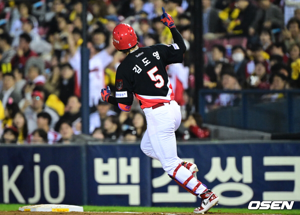 20일 서울 송파구 잠실야구장에서 2026 신한 SOL KBO 준플레이오프 3차전 LG 트윈스와 KIA 타이거즈의 경기가 열렸다.홈팀 LG는 카라스코, KIA는 시라카와를 선발투수로 내세웠다.2회초 1사 만루에서 KIA 김도영이 좌중월으로 만루 홈런을 날린 뒤 베이스를 돌고 있다. 2026.10.20 /cej@osen.co.kr