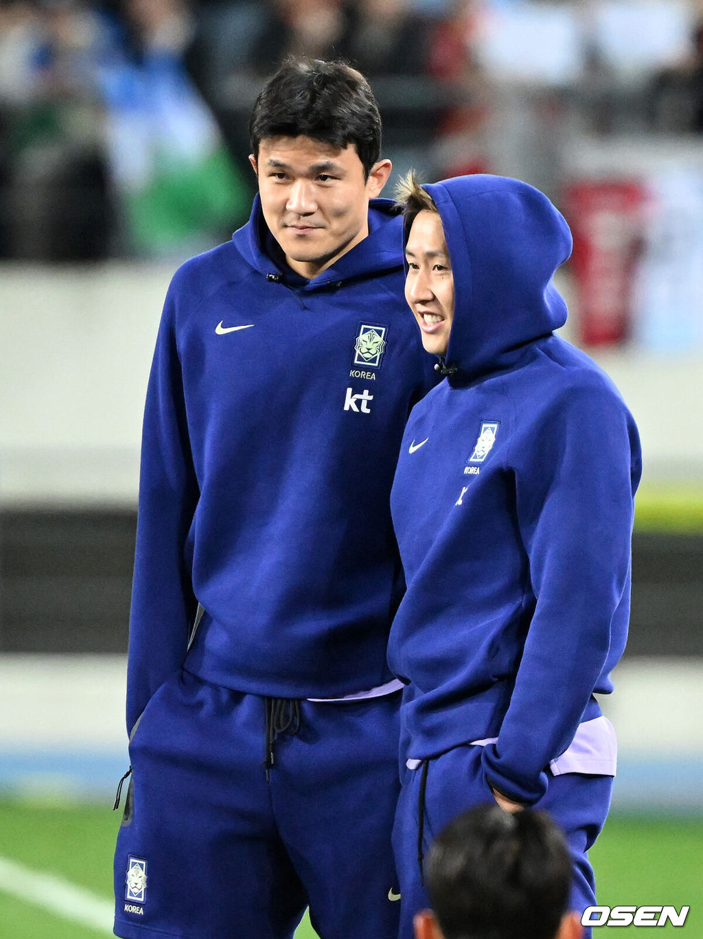 한국축구에 역사적인 날이다. 손흥민(34, LAFC)이 전설 차범근의 A매치 최다골 기록을 넘었다. 로베르트 모레노 감독이 이끄는 대한민국 축구대표팀은 6일 오후 8시 용인미르스타디움에서 개최되는 친선전에서 우즈베키스탄을 상대로 손흥민의 선제골과 오세훈의 추가골이 터져 2-0 완승을 거뒀다. 경기 종료 후 대한민국 김민재, 이강인이 동료들과 승리의 기쁨을 나누고 있다. 2026.10.06 /sunday@osen.co.kr