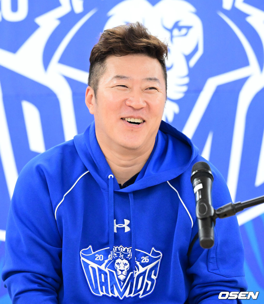 25일 대구 삼성라이온즈파크에서 ‘2026 신한 SOL KBO 플레이오프’ 1차전 삼성 라이온즈와 KIA 타이거즈의 경기가 열린다. 삼성은 크리스 페덱, KIA는 제임스 네일을 선발로 내세웠다.삼성 최형우가 인터뷰를 하고 있다. 2026.10.25 /sunday@osen.co.kr
