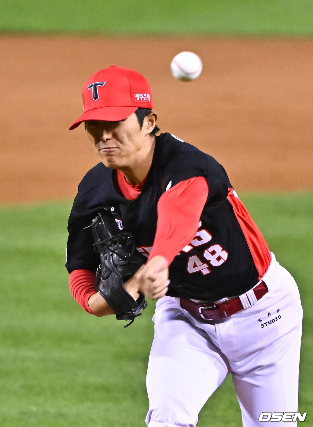 20일 서울 송파구 잠실야구장에서 2026 신한 SOL KBO 준플레이오프 3차전 LG 트윈스와 KIA 타이거즈의 경기가 열렸다. 홈팀 LG는 카라스코, KIA는 시라카와를 선발투수로 내세웠다.7회말 2사 만루 실점 위기에서 KIA 이의리가 역투하고 있다.          2026.10.20 / soul1014@osen.co.kr