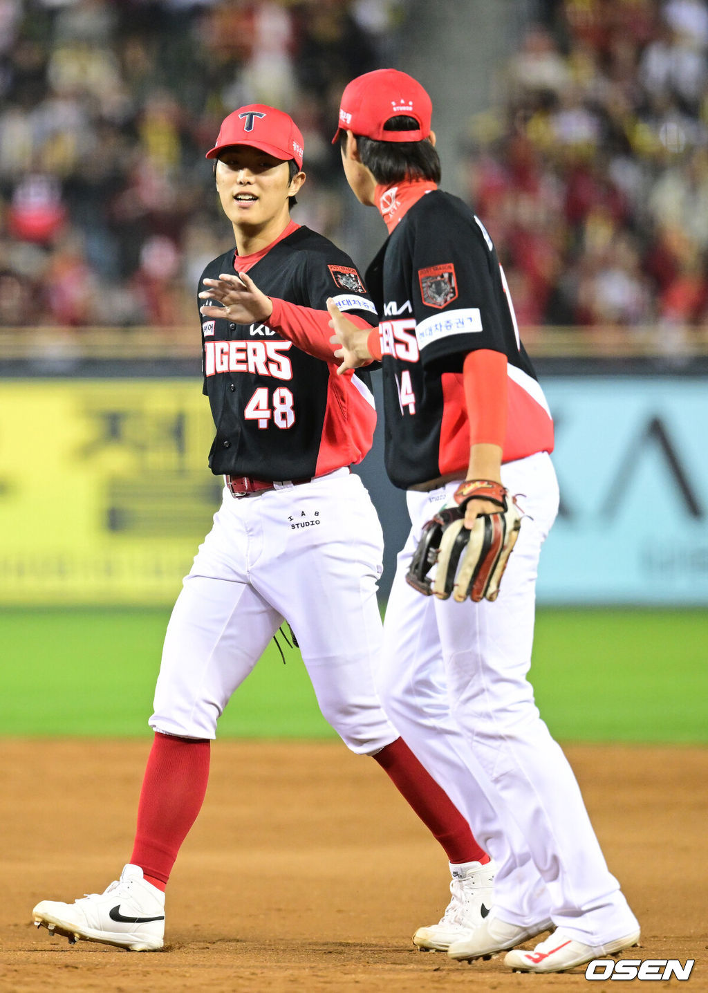 20일 서울 잠실야구장에서 ‘2026 신한 SOL KBO 준플레이오프’ 3차전 LG 트윈스와 KIA 타이거즈의 경기가 열렸다.벼랑 끝에 몰린 LG는 카를로스 카라스코가 선발로 나선다. 광주 홈에서 열린 2경기를 모두 잡아낸 KIA는 시라카와 게이쇼를 선발로 내세웠다. 7회말 2사 만루 상황 LG 박해민을 내야 땅볼로 이끌며 실점없이 이닝을 마친 KIA 투수 이의리가 2루수 김규성과 인사를 나누고 있다. 2026.10.20 / dreamer@osen.co.kr