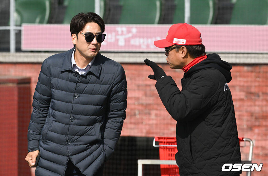 11일 오후 인천 SSG랜더스필드에서 ‘2025 신한 SOL BANK KBO리그’ SSG 랜더스와 한화 이글스의 경기가 진행됐다.한화 이글스는 전날 경기에서 새 외국인 투수 코디 폰세의 4이닝 1실점(비자책) 호투를 앞세워 3-1 승리를 거뒀다. 경기에 앞서 이택근 해설위원이 SSG 송신영 코치와 이야기를 나누고 있다. 2025.03.11 / soul1014@osen.co.kr