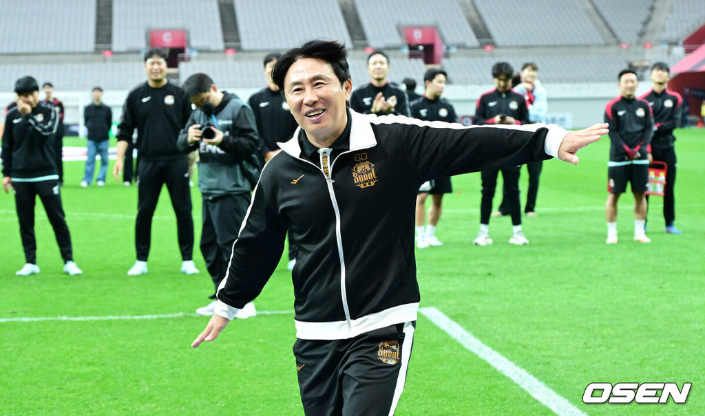 FC서울이 7번째 리그 우승을 확정 지었다.FC서울은 24일 서울월드컵경기장에서 열린 하나은행 K리그1 2026 33라운드 강원FC와 맞대결을 치러 1-1로 비겼다. 서울은 승점 67점(20승 7무 6패)을 만들면서 울산의 추격을 완전히 따돌렸다. 같은 시각 리그 2위 울산이 포항 스틸러스와 맞대결에서 2-2로 비기면서 잔여 경기와 관련 없이 FC서울의 우승이 확정됐다.우승을 거머쥔 FC서울 김기동 감독이 기뻐하고 있다. 2026.10.24 / dreamer@osen.co.kr