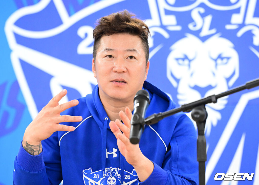 25일 대구 삼성라이온즈파크에서 ‘2026 신한 SOL KBO 플레이오프’ 1차전 삼성 라이온즈와 KIA 타이거즈의 경기가 열린다. 삼성은 크리스 페덱, KIA는 제임스 네일을 선발로 내세웠다.삼성 최형우가 인터뷰를 하고 있다. 2026.10.25 /sunday@osen.co.kr