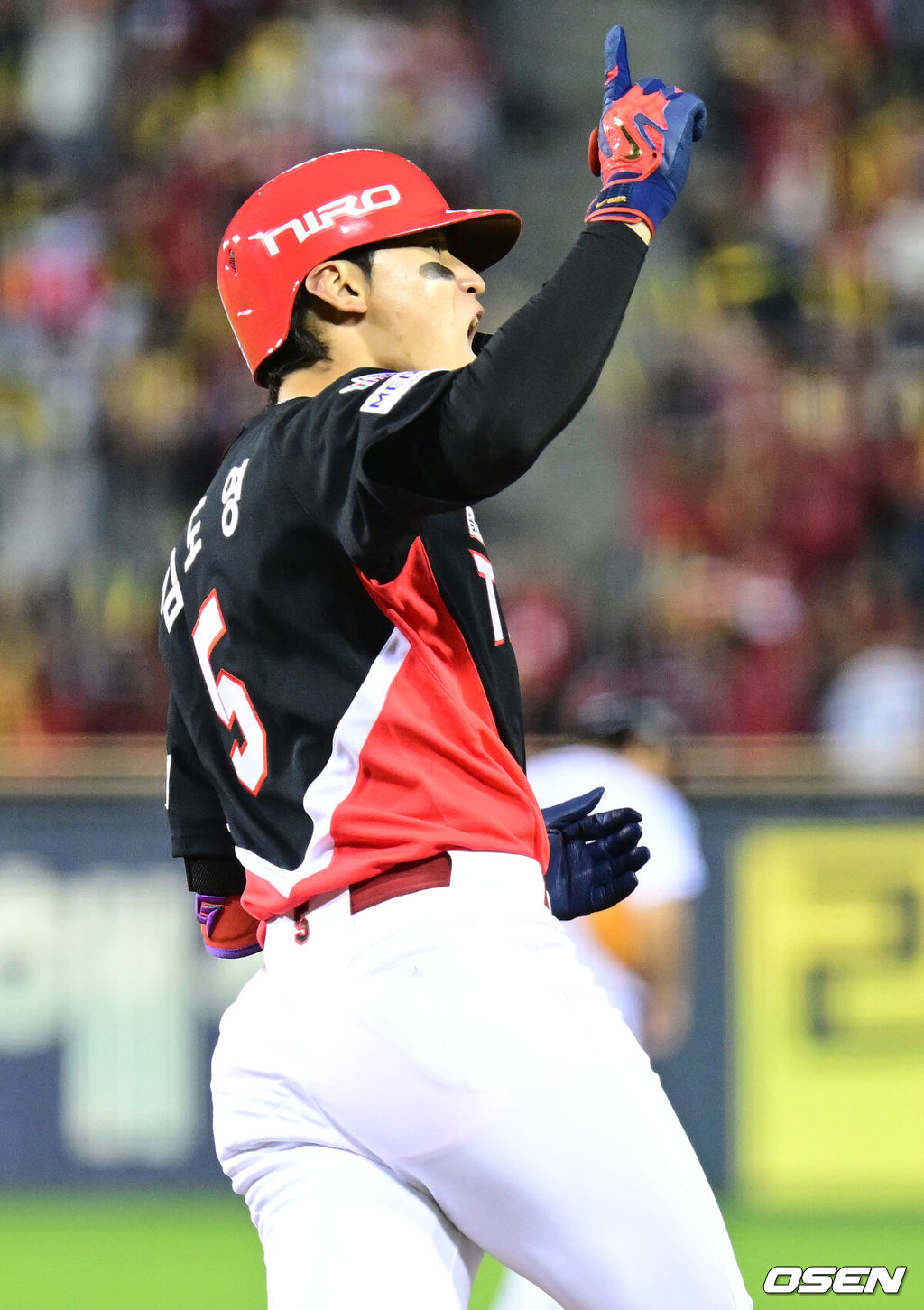 20일 서울 잠실야구장에서 ‘2026 신한 SOL KBO 준플레이오프’ 3차전 LG 트윈스와 KIA 타이거즈의 경기가 열렸다.벼랑 끝에 몰린 LG는 카를로스 카라스코가 선발로 나선다. 광주 홈에서 열린 2경기를 모두 잡아낸 KIA는 시라카와 게이쇼를 선발로 내세웠다. 2회초 1사 만루 상황 KIA 김도영이 LG 케네디를 상대로 달아나는 좌중간 만루포를 날린 뒤 그라운드를 돌며 환호하고 있다. 2026.10.20 / dreamer@osen.co.kr