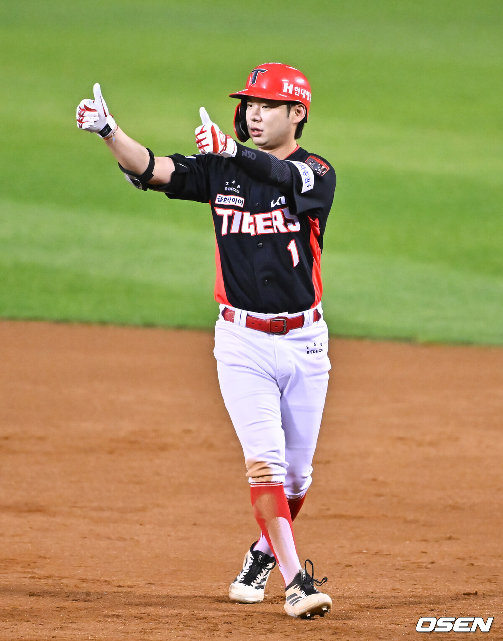 20일 서울 송파구 잠실야구장에서 2026 신한 SOL KBO 준플레이오프 3차전 LG 트윈스와 KIA 타이거즈의 경기가 열렸다.홈팀 LG는 카라스코, KIA는 시라카와를 선발투수로 내세웠다.5회초 2사 1,2루 KIA 박정우가 1타점 적시타를 날린뒤 세리머니를 하고 있다. 2026.10.20 / soul1014@osen.co.kr