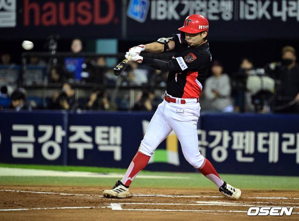 20일 서울 잠실야구장에서 ‘2026 신한 SOL KBO 준플레이오프’ 3차전 LG 트윈스와 KIA 타이거즈의 경기가 열렸다.벼랑 끝에 몰린 LG는 카를로스 카라스코가 선발로 나선다. 광주 홈에서 열린 2경기를 모두 잡아낸 KIA는 시라카와 게이쇼를 선발로 내세웠다.5회초 2사 1, 2루 상황 KIA 박정우가 달아나는 1타점 적시타를 날리고 있다. 2026.10.20 / dreamer@osen.co.kr
