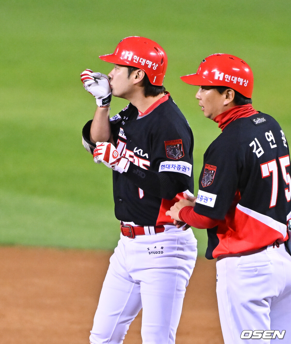 20일 서울 송파구 잠실야구장에서 2026 신한 SOL KBO 준플레이오프 3차전 LG 트윈스와 KIA 타이거즈의 경기가 열렸다.홈팀 LG는 카라스코, KIA는 시라카와를 선발투수로 내세웠다.5회초 2사 1,2루 KIA 박정우가 1타점 적시타를 날린뒤 세리머니를 하고 있다. 2026.10.20 / soul1014@osen.co.kr