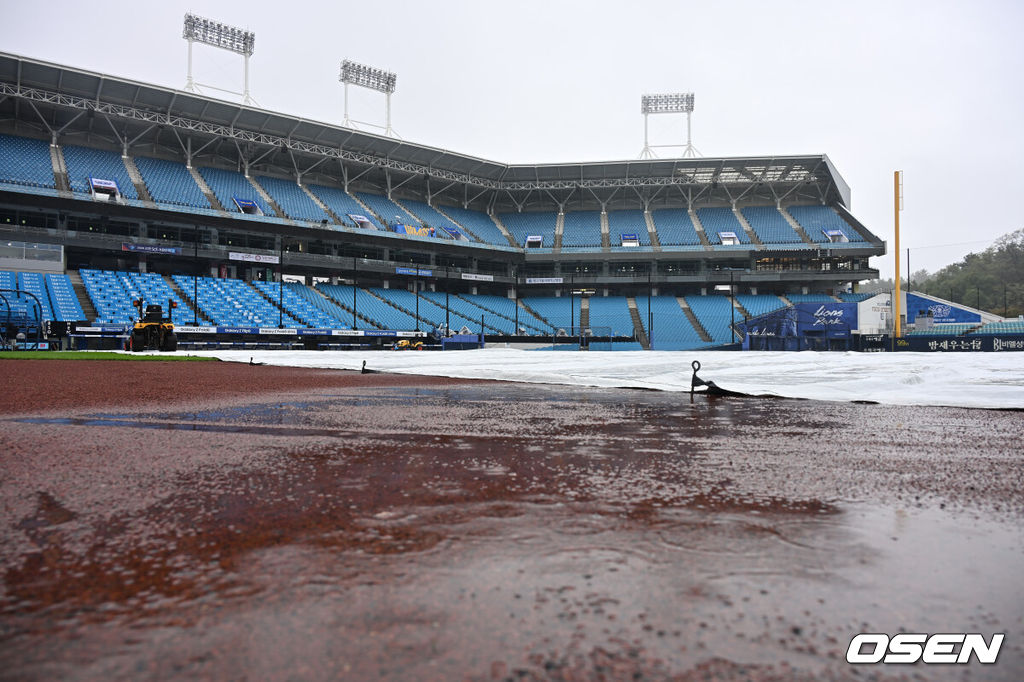 25일 대구삼성라이온즈파크에서 2026 신한 SOL KBO 플레이오프 1차전 KIA 타이거즈와 삼성 라이온즈의 경기가 열린다. 홈팀 삼성은 크리스 페덱이, 방문팀 KIA는 제임스 네일이 선발 출전한다.라팍에는 어제부터 내린 비가 그치지 않고 계속 내리자 방수포를 덮어놓고 있다. 2026.10.25 / foto0307@osen.co.kr