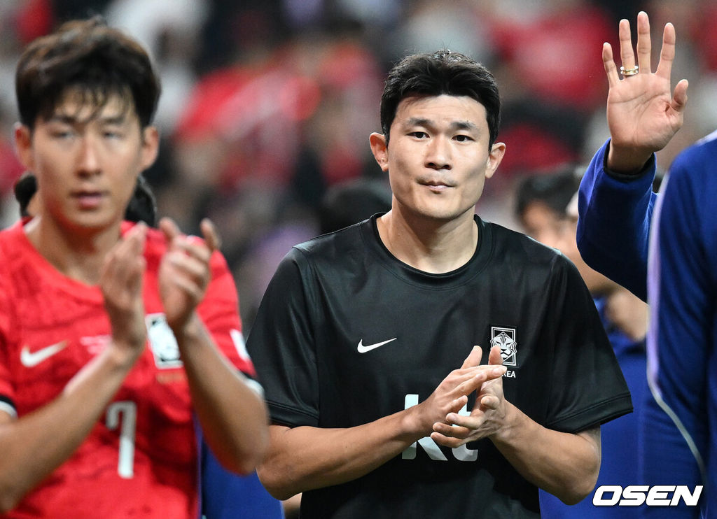 로베르트 모레노 임시 감독이 이끄는 대한민국 축구 국가대표팀은 28일 서울월드컵경기장에서 디에고 포를란 감독이 지휘하는 우루과이와 A매치 맞대결을 치러 1-4로 대패했다.이로써 모레노 감독은 지난 에콰도르전 3-0 완승 분위기를 이어기는 데 실패했다. 부임 2경기 만에 남미 강호 우루과이를 만나 1-4로 무너졌다.경기 종료 후 한국 김민재가 관중석을 향해 인사를 하고 있다. 2026.09.28 / sunday@osen.co.kr