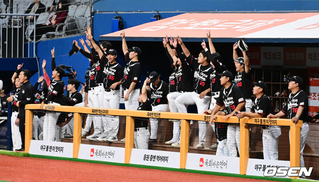 28일 서울 고척스카이돔에서 2026 KBO 퓨처스리그 챔피언 결정전 울산 웨일즈와 상무 피닉스의 경기가 열렸다.울산은 오카다, 상무는 김대호가 선발로 나섰다.1회초 1사 2루에서 울산 하재훈이 선제 투런포를 날리자 더그아웃의 동료선수들이 기뻐하고 있다. 2026.09.28 / jpnews@osen.co.kr