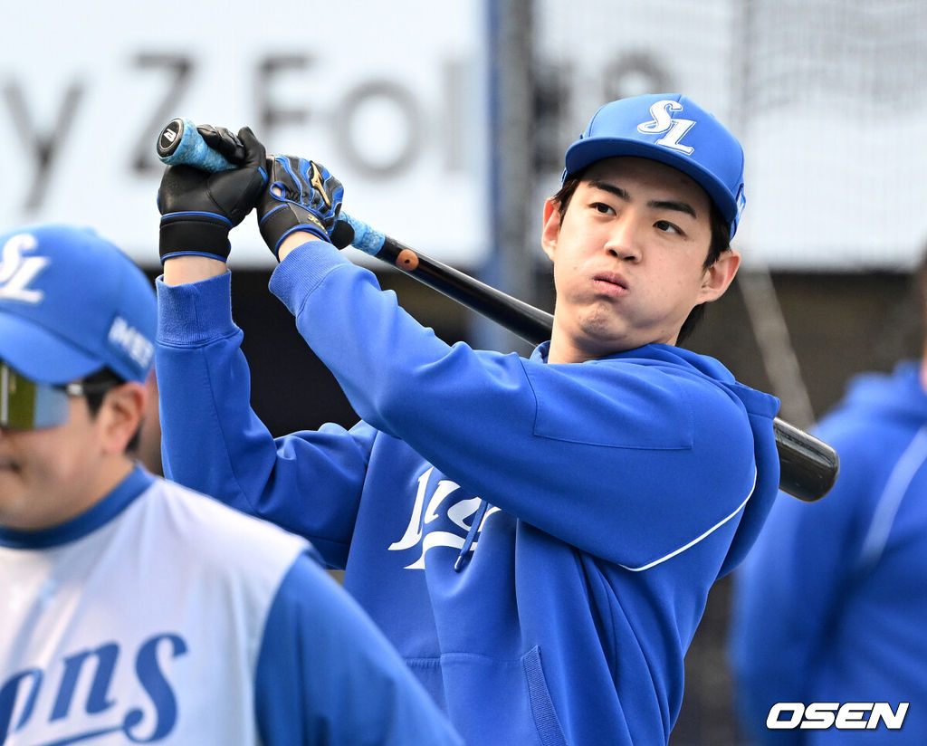 26일 대구삼성라이온즈파크에서 2026 신한 SOL KBO 플레이오프 1차전 삼성 라이온즈와 KIA 타이거즈의 경기가 열렸다.비로 하루 미뤄진 가을야구, 선발 맞대결에는 변화가 없다. 삼성은 크리스 페덱, KIA는 제임스 네일이 나섰다.경기에 앞서 삼성 구자욱이 타격 훈련을 하고 있다. 2026.10.26 /sunday@osen.co.kr