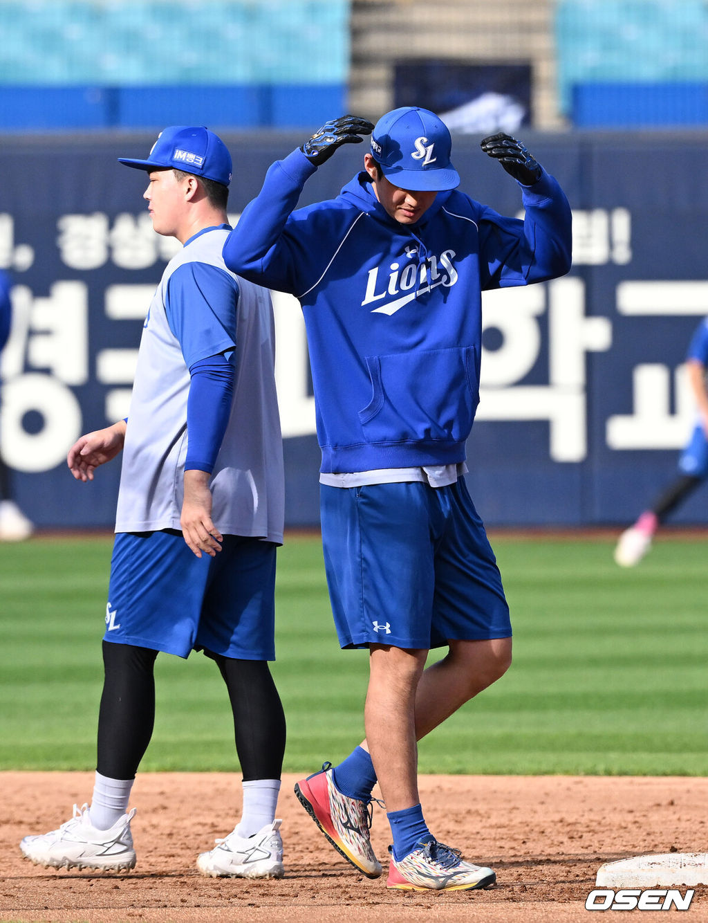 26일 대구삼성라이온즈파크에서 2026 신한 SOL KBO 플레이오프 1차전 삼성 라이온즈와 KIA 타이거즈의 경기가 열렸다.비로 하루 미뤄진 가을야구, 선발 맞대결에는 변화가 없다. 삼성은 크리스 페덱, KIA는 제임스 네일이 나섰다.경기에 앞서 삼성 구자욱이 주루 훈련 중 코칭스태프 향해 OK 사인을 보내고 있다. 2026.10.26 /sunday@osen.co.kr