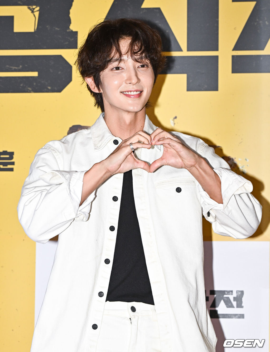 27일 서울 코엑스 메가박스에서 영화 '비공식작전' VIP 시사회가 진행됐다.‘비공식작전’은 실종된 동료를 구하기 위해 레바논으로 떠난 외교관 ‘민준’(하정우)과 현지 택시기사 ‘판수’(주지훈)의 버디 액션 영화다.가수 겸 배우 이준기가 포즈를 취하고 있다. 2023.07.27  / soul1014@osen.co.kr