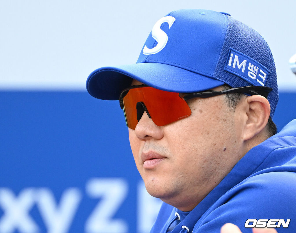 26일 대구삼성라이온즈파크에서 2026 신한 SOL KBO 플레이오프 1차전 삼성 라이온즈와 KIA 타이거즈의 경기가 열렸다.비로 하루 미뤄진 가을야구, 선발 맞대결에는 변화가 없다. 삼성은 크리스 페덱, KIA는 제임스 네일이 나섰다.경기에 앞서 삼성 박진만 감독이 그라운드를 바라보고 있다. 2026.10.26 /sunday@osen.co.kr