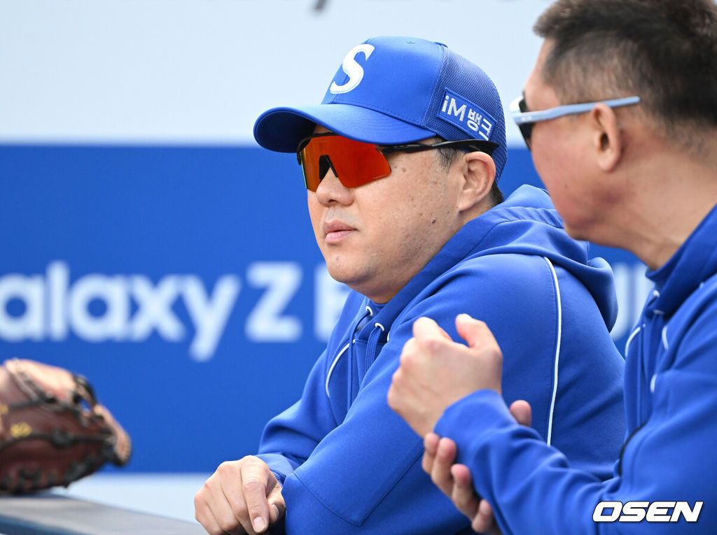 26일 대구삼성라이온즈파크에서 2026 신한 SOL KBO 플레이오프 1차전 삼성 라이온즈와 KIA 타이거즈의 경기가 열렸다.비로 하루 미뤄진 가을야구, 선발 맞대결에는 변화가 없다. 삼성은 크리스 페덱, KIA는 제임스 네일이 나섰다.경기에 앞서 삼성 박진만 감독이 그라운드를 바라보고 있다. 2026.10.26 /sunday@osen.co.kr