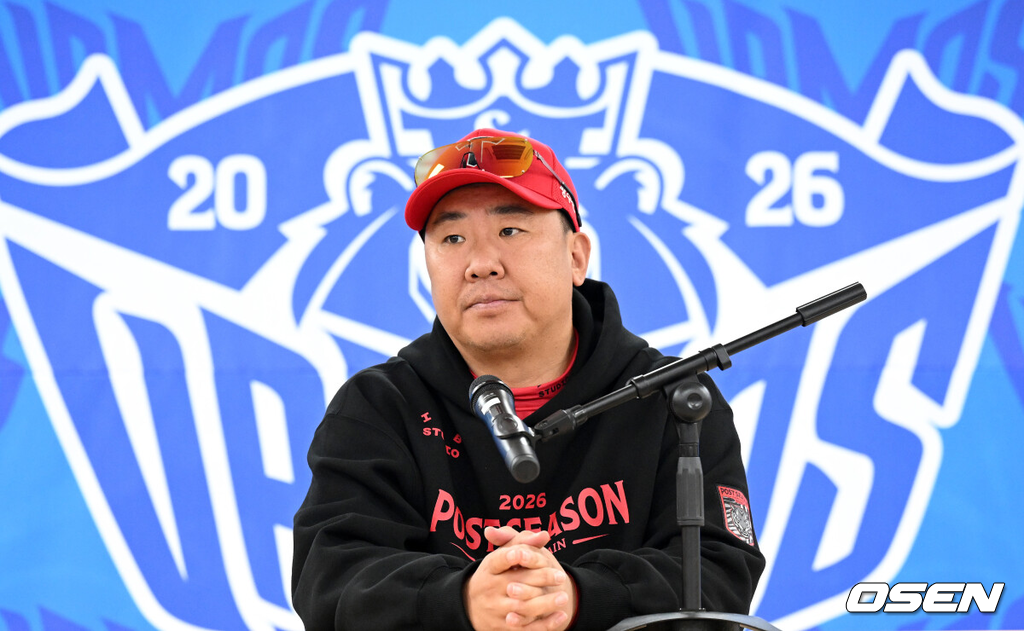 26일 대구삼성라이온즈파크에서 2026 신한 SOL KBO 플레이오프 1차전 삼성 라이온즈와 KIA 타이거즈의 경기가 열렸다.비로 하루 미뤄진 가을야구, 선발 맞대결에는 변화가 없다. 삼성은 크리스 페덱, KIA는 제임스 네일이 나섰다.경기에 앞서 KIA 이범호 감독이 인터뷰를 하고 있다. 2026.10.26 /sunday@osen.co.kr