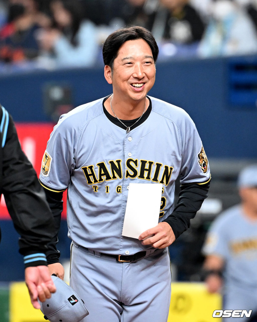 2일 일본 오사카 교세라돔에서 월드베이스볼클래식(WBC) 공식 연습 경기 한국 야구 대표팀과 한신 타이거스의 경기가 열렸다.우리 대표팀은 3일 같은 장소에서 오릭스 버펄로스와 연습 경기 2차전을 치른 뒤 5일 일본 도쿄돔에서 체코와 WBC 조별리그 1차전에서 격돌한다.경기에 앞서 한신 후지카와 규지 감독이 한국 류지현 감독과 인사를 하고 있다. 2026.03.02 /spjj@osen.co.kr