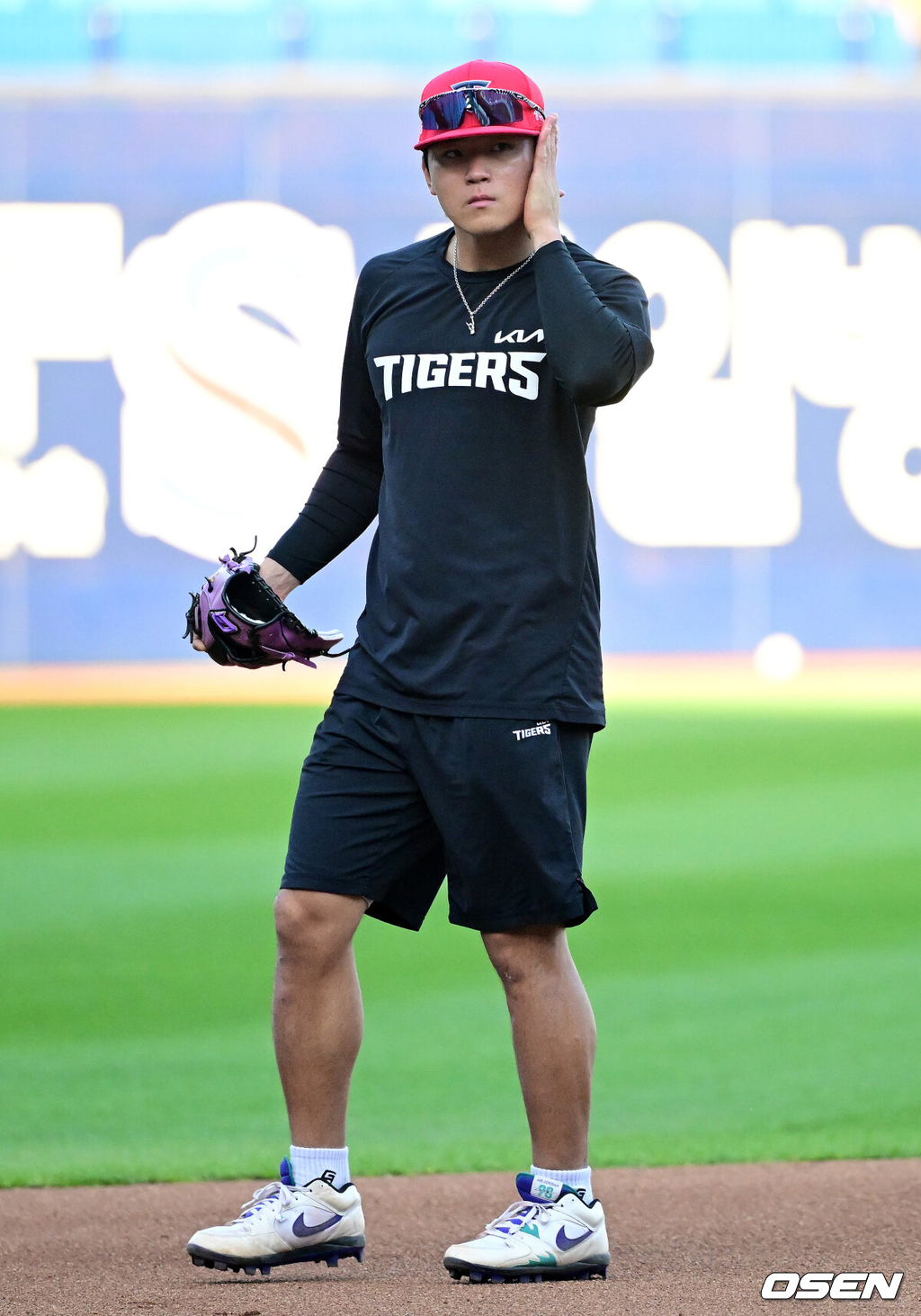 26일 대구삼성라이온즈파크에서 2026 신한 SOL KBO 플레이오프 1차전 삼성 라이온즈와 KIA 타이거즈의 경기가 열렸다.비로 하루 미뤄진 가을야구, 선발 맞대결에는 변화가 없다. 삼성은 크리스 페덱, KIA는 제임스 네일이 나섰다.KIA 김도영이 훈련을 하고 있다. 2026.10.26 / jpnews@osen.co.kr