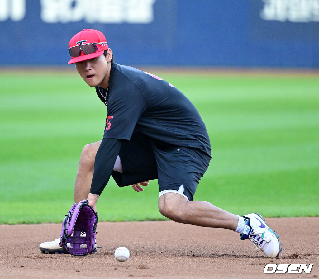 26일 대구삼성라이온즈파크에서 2026 신한 SOL KBO 플레이오프 1차전 삼성 라이온즈와 KIA 타이거즈의 경기가 열렸다.비로 하루 미뤄진 가을야구, 선발 맞대결에는 변화가 없다. 삼성은 크리스 페덱, KIA는 제임스 네일이 나섰다.KIA 김도영이 훈련을 하고 있다. 2026.10.26 / jpnews@osen.co.kr