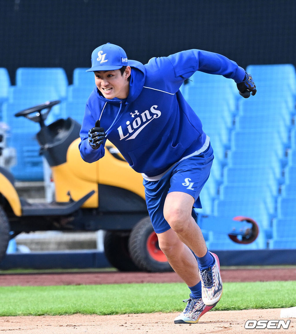 26일 대구삼성라이온즈파크에서 2026 신한 SOL KBO 플레이오프 1차전 삼성 라이온즈와 KIA 타이거즈의 경기가 열렸다.비로 하루 미뤄진 가을야구, 선발 맞대결에는 변화가 없다. 삼성은 크리스 페덱, KIA는 제임스 네일이 나섰다.경기에 앞서 삼성 구자욱이 주루 훈련을 하고 있다. 2026.10.26 /sunday@osen.co.kr