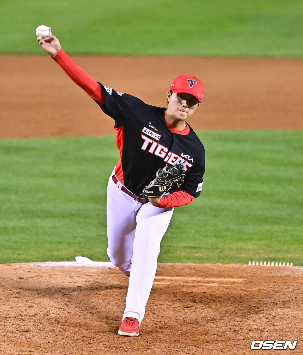 20일 서울 송파구 잠실야구장에서 2026 신한 SOL KBO 준플레이오프 3차전 LG 트윈스와 KIA 타이거즈의 경기가 열렸다. 홈팀 LG는 카라스코, KIA는 시라카와를 선발투수로 내세웠다.8회말 KIA 김태형 투수가 역투하고 있다.       2026.10.20 / soul1014@osen.co.kr