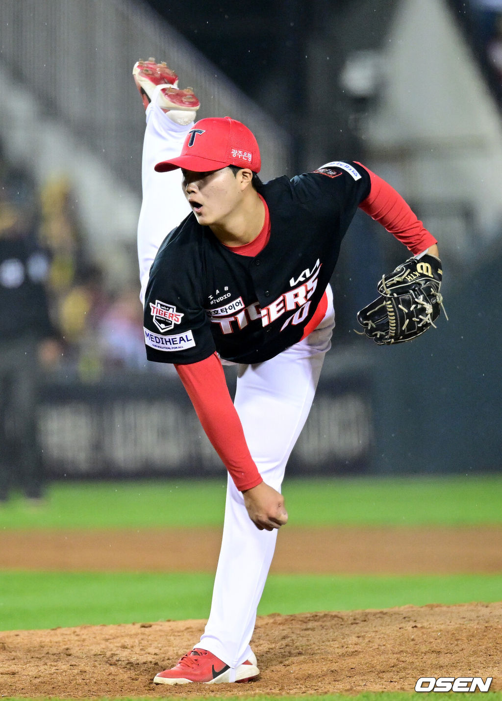 20일 서울 잠실야구장에서 ‘2026 신한 SOL KBO 준플레이오프’ 3차전 LG 트윈스와 KIA 타이거즈의 경기가 열렸다.벼랑 끝에 몰린 LG는 카를로스 카라스코가 선발로 나선다. 광주 홈에서 열린 2경기를 모두 잡아낸 KIA는 시라카와 게이쇼를 선발로 내세웠다. 8회말 마운드에 오른 KIA 김태형이 힘차게 공을 뿌리고 있다. 2026.10.20 / dreamer@osen.co.kr