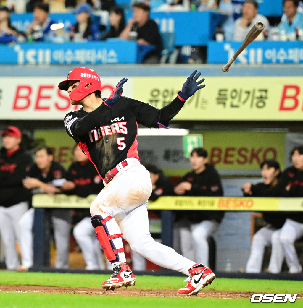 26일 대구삼성라이온즈파크에서 2026 신한 SOL KBO 플레이오프 1차전 삼성 라이온즈와 KIA 타이거즈의 경기가 열렸다.비로 하루 미뤄진 가을야구, 선발 맞대결에는 변화가 없다. 삼성은 크리스 페덱, KIA는 제임스 네일이 나섰다.3회초 2사에서 KIA 김도영이 좌전 안타를 날리고 있다. 2026.10.26 / jpnews@osen.co.kr