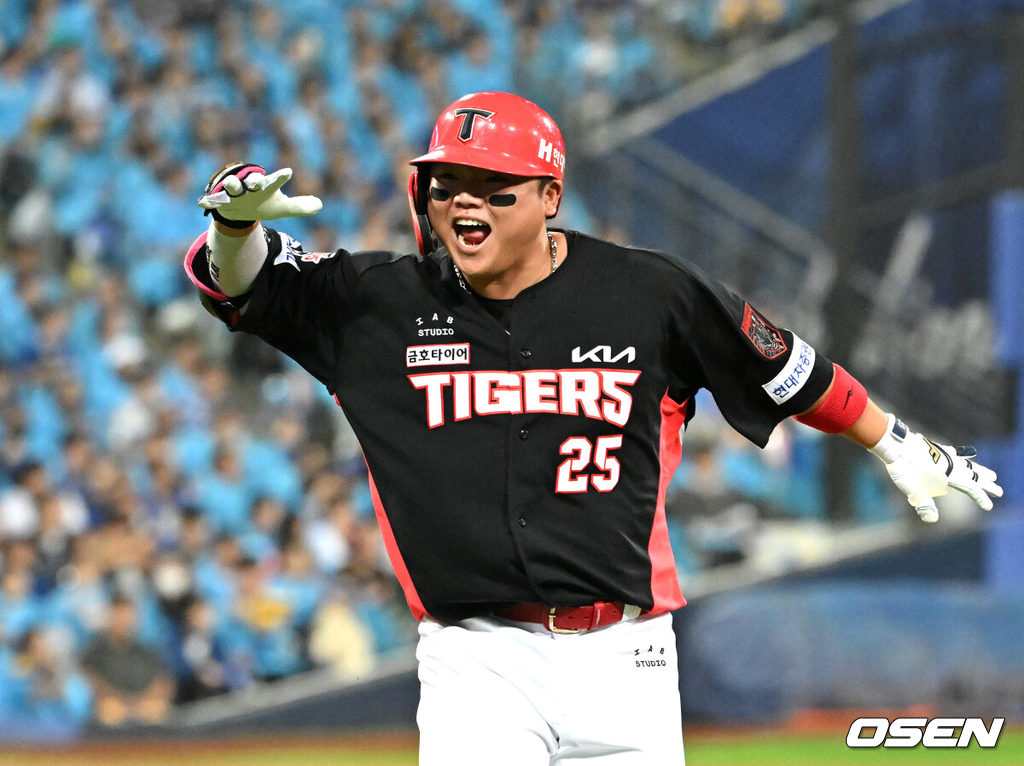 26일 대구삼성라이온즈파크에서 2026 신한 SOL KBO 플레이오프 1차전 삼성 라이온즈와 KIA 타이거즈의 경기가 열렸다.비로 하루 미뤄진 가을야구, 선발 맞대결에는 변화가 없다. 삼성은 크리스 페덱, KIA는 제임스 네일이 나섰다.4회초 무사에서 KIA 한준수가 우월 솔로 홈런을 치고 환호하고 있다. 2026.10.26 /sunday@osen.co.kr