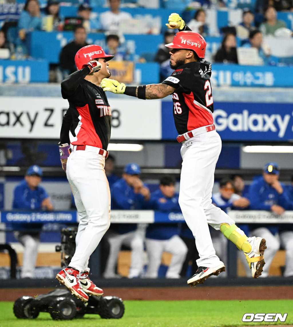 26일 대구삼성라이온즈파크에서 2026 신한 SOL KBO 플레이오프 1차전 삼성 라이온즈와 KIA 타이거즈의 경기가 열렸다.비로 하루 미뤄진 가을야구, 선발 맞대결에는 변화가 없다. 삼성은 크리스 페덱, KIA는 제임스 네일이 나섰다.3회초 2사 1루에서 KIA 카스트로가 우월 투런 홈런을 치고 김도영과 환호하고 있다. 2026.10.26 /sunday@osen.co.kr