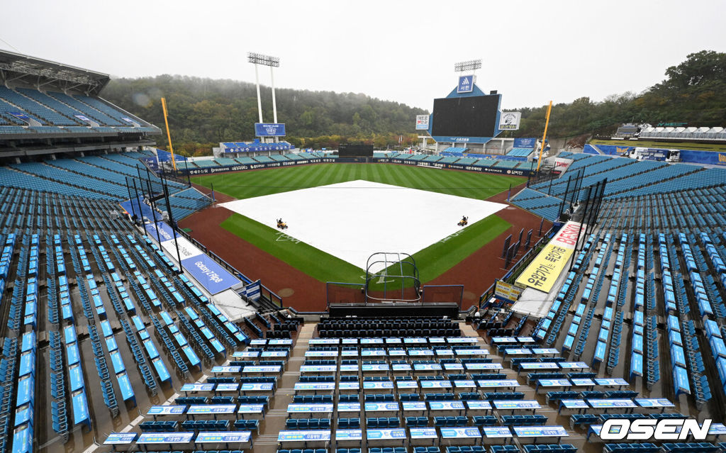 25일 대구 삼성라이온즈파크에서 ‘2026 신한 SOL KBO 플레이오프’ 1차전 삼성 라이온즈와 KIA 타이거즈의 경기가 열린다. 삼성은 크리스 페덱, KIA는 제임스 네일을 선발로 내세웠다.삼성라이온즈파크에 비가 내리는 가운데 그라운드에 방수포가 덮여있다. 2026.10.25 /sunday@osen.co.kr