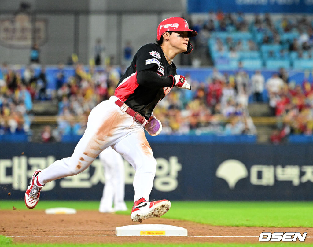 26일 대구삼성라이온즈파크에서 2026 신한 SOL KBO 플레이오프 1차전 삼성 라이온즈와 KIA 타이거즈의 경기가 열렸다.비로 하루 미뤄진 가을야구, 선발 맞대결에는 변화가 없다. 삼성은 크리스 페덱, KIA는 제임스 네일이 나섰다.1회초 2사 2루에서 KIA 김도영이 카스트로의 선제 1타점 우전 적시타에 3루를 돌아 홈으로 향하고 있다. 2026.10.26 / jpnews@osen.co.kr