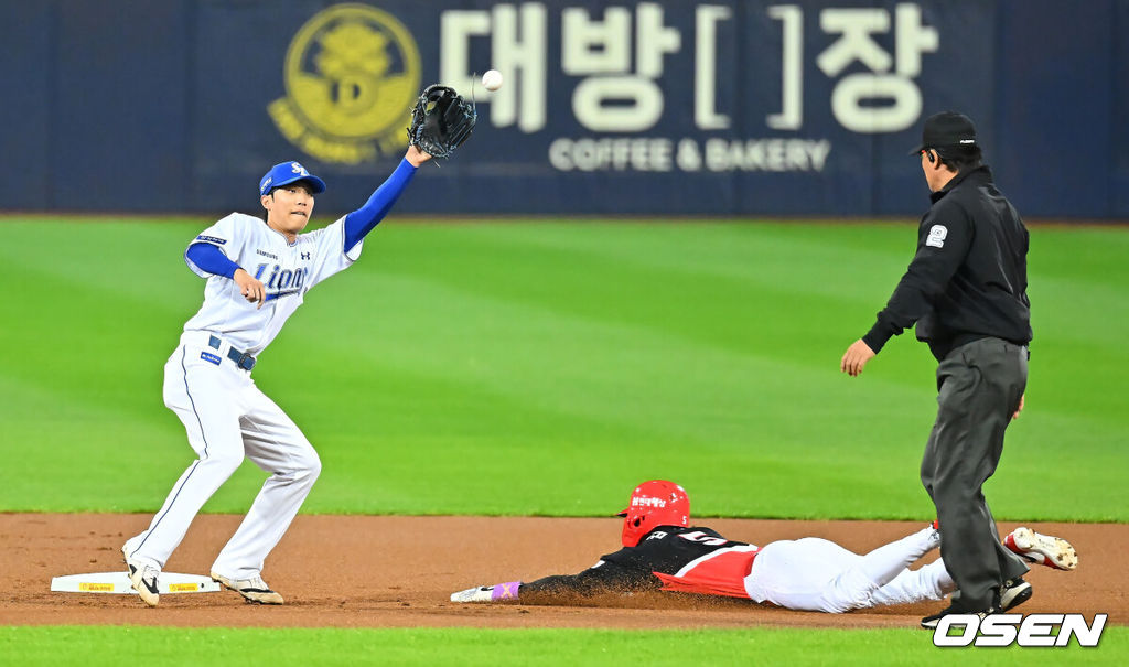 26일 대구삼성라이온즈파크에서 2026 신한 SOL KBO 플레이오프 1차전 삼성 라이온즈와 KIA 타이거즈의 경기가 열렸다. 비로 하루 미뤄진 가을야구, 선발 맞대결에는 변화가 없다. 삼성은 크리스 페덱, KIA는 제임스 네일이 나섰다.KIA 타이거즈 김도영이 1회초 2사 1루 카스트로 타석때 2루 도루를 성공하고 있다. 2026.10.26 / foto0307@osen.co.kr