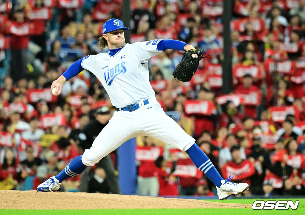 26일 대구삼성라이온즈파크에서 2026 신한 SOL KBO 플레이오프 1차전 삼성 라이온즈와 KIA 타이거즈의 경기가 열렸다.비로 하루 미뤄진 가을야구, 선발 맞대결에는 변화가 없다. 삼성은 크리스 페덱, KIA는 제임스 네일이 나섰다.1회초 삼성 페덱이 역투하고 있다. 2026.10.26 / jpnews@osen.co.kr