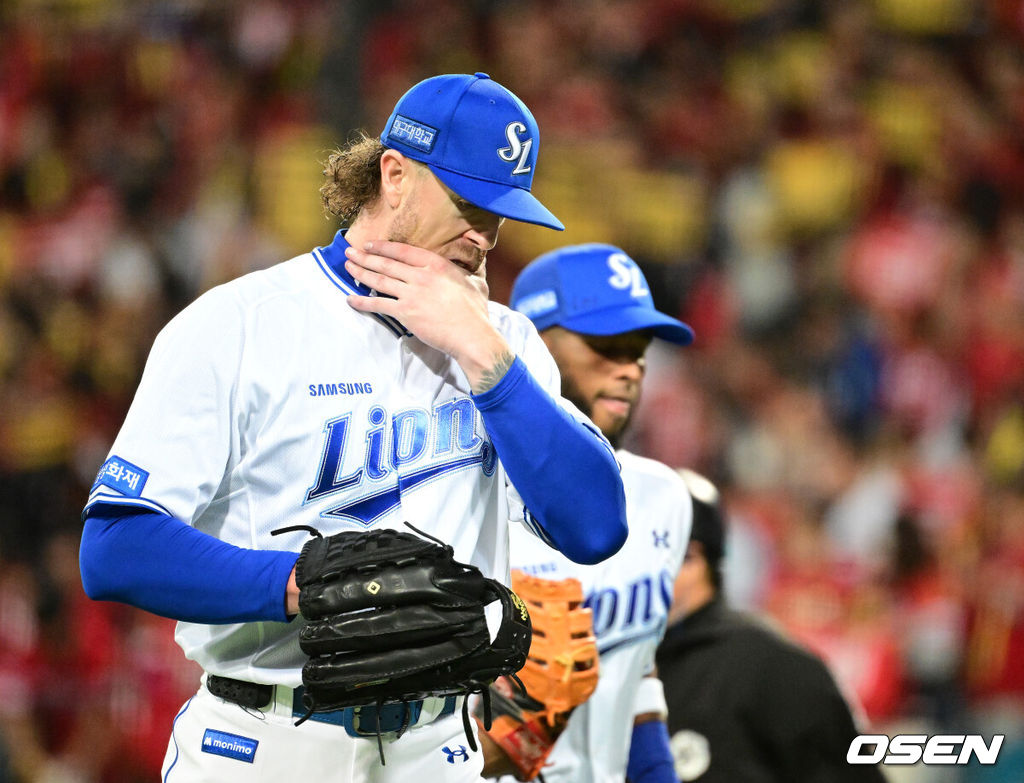 26일 대구삼성라이온즈파크에서 2026 신한 SOL KBO 플레이오프 1차전 삼성 라이온즈와 KIA 타이거즈의 경기가 열렸다.비로 하루 미뤄진 가을야구, 선발 맞대결에는 변화가 없다. 삼성은 크리스 페덱, KIA는 제임스 네일이 나섰다.3회초 KIA 카스트로에 우월 투런포를 허용한 삼성 페덱이 이닝을 마치며 아쉬워하고 있다. 2026.10.26 / jpnews@osen.co.kr