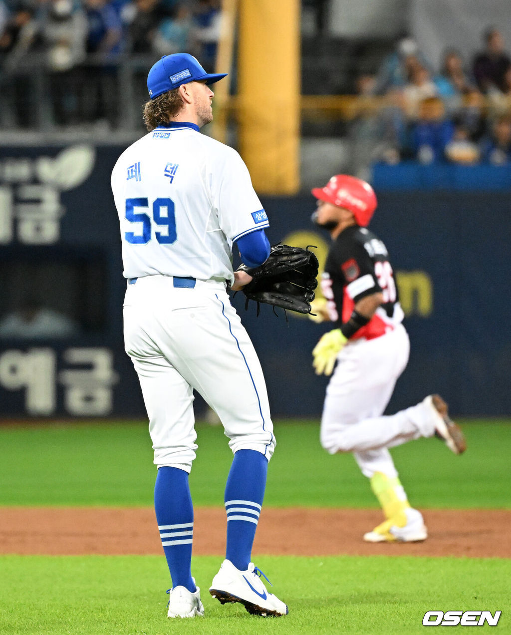 26일 대구삼성라이온즈파크에서 2026 신한 SOL KBO 플레이오프 1차전 삼성 라이온즈와 KIA 타이거즈의 경기가 열렸다.비로 하루 미뤄진 가을야구, 선발 맞대결에는 변화가 없다. 삼성은 크리스 페덱, KIA는 제임스 네일이 나섰다.3회초 2사 1루에서 KIA 카스트로에게 우월 투런 홈런을 허용한 삼성 페덱이 아쉬워하고 있다. 2026.10.26 /sunday@osen.co.kr