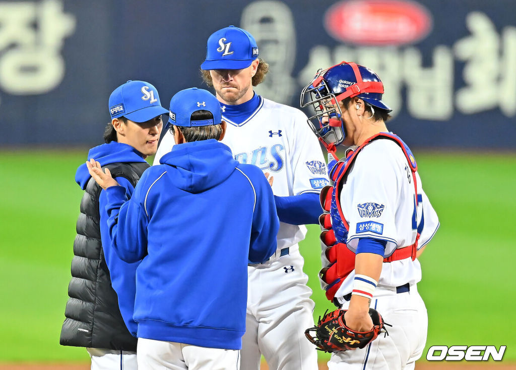26일 대구삼성라이온즈파크에서 2026 신한 SOL KBO 플레이오프 1차전 삼성 라이온즈와 KIA 타이거즈의 경기가 열렸다. 비로 하루 미뤄진 가을야구, 선발 맞대결에는 변화가 없다. 삼성은 크리스 페덱, KIA는 제임스 네일이 나섰다.삼성 라이온즈 최일언 코치가 마운드에 올라 페덱과 얘기하고 있다. 2026.10.26 / foto0307@osen.co.kr